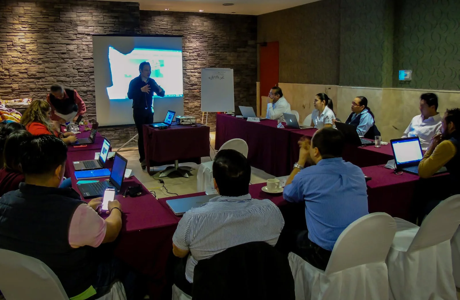 Daniel Canales impartiendo una conferencia